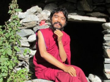 mingyur-rinpoche-outside-cave1-600x315-1