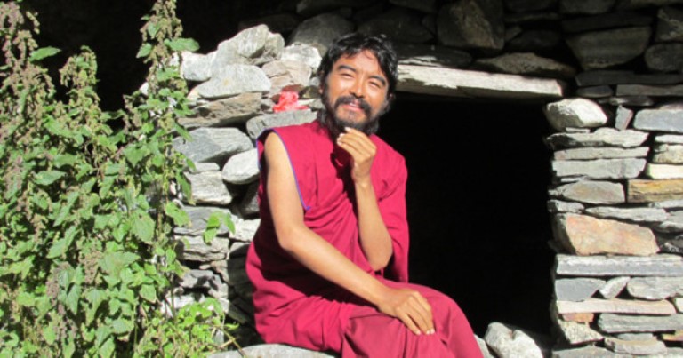 mingyur-rinpoche-outside-cave1-600x315-1